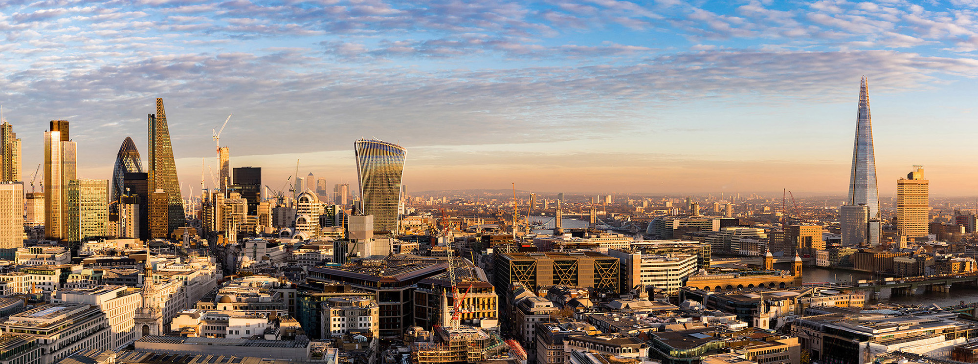 Sonnenuntergang hinter der neuen Skyline von London